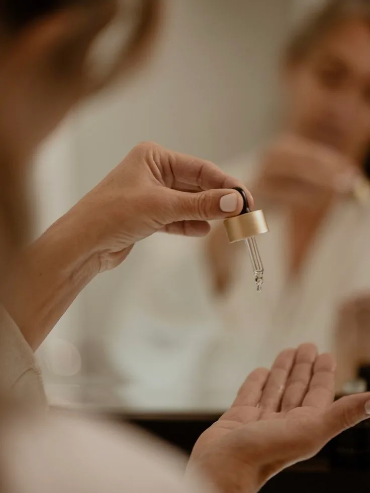woman aplying serum