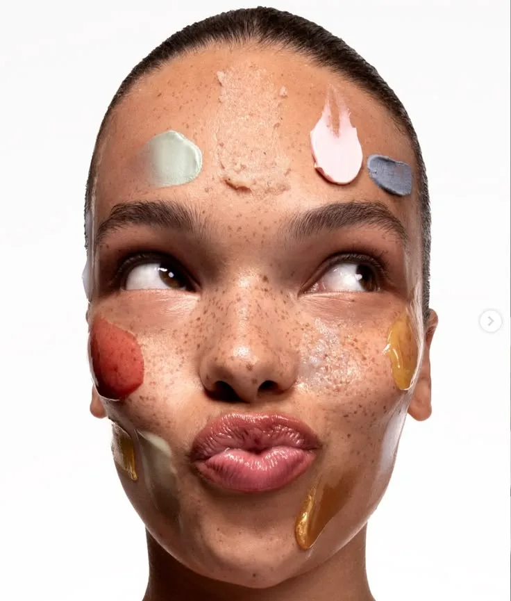 persona aplicandose crema en la cara