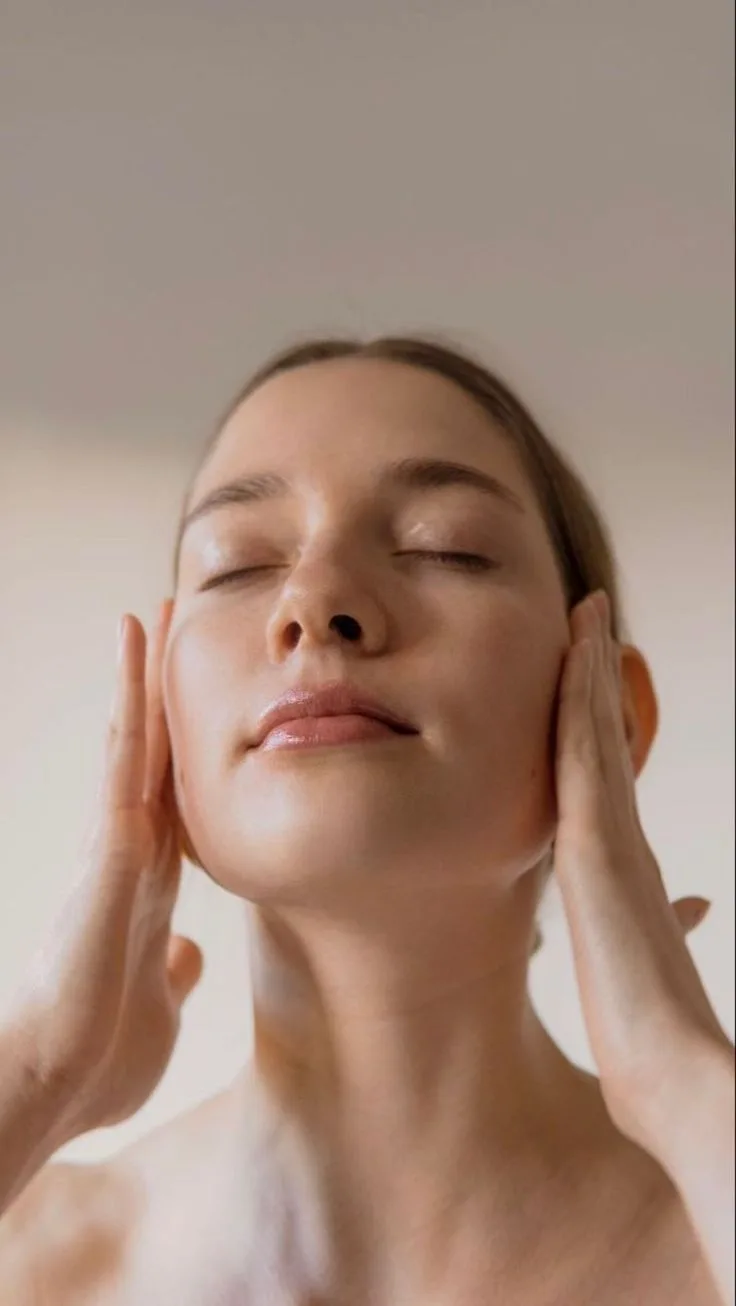 HARPERS BAZAAR MEXICO MUJER APLICANDOSE CREMA EN LA CARA